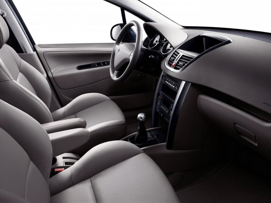  Peugeot 207 5-Door 2010 года  (фото 19 из 32)
